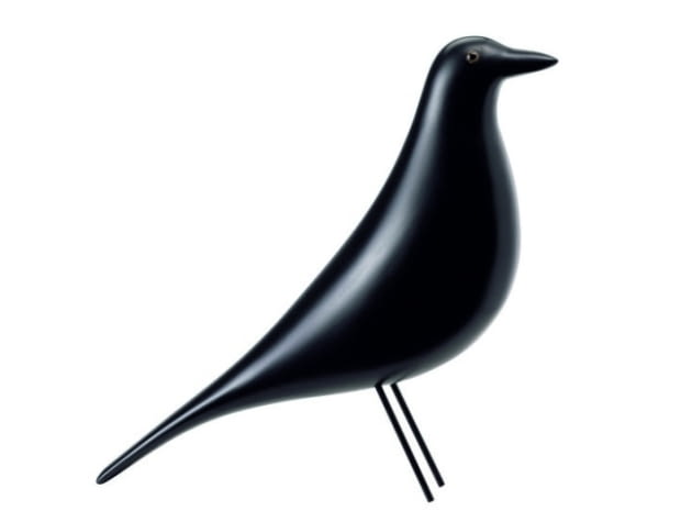 Figura czarnego, drewnianego ptaka to projekt Charlesa & Ray Eamesów. Produkuje ją firma Vitra. Kupisz na atakdesign.pl za 619,72 zł. prezent, design, minimalizm, dla fana minimalizmu