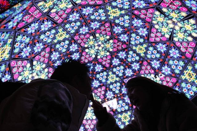 Japonia: Świąteczne dekoracje w Tokio A couple eats an ice cream under light emitting diodes (LED) used as Christmas decorations in Tokyo November 24, 2009. REUTERS/Toru Hanai (JAPAN SOCIETY SCI TECH)