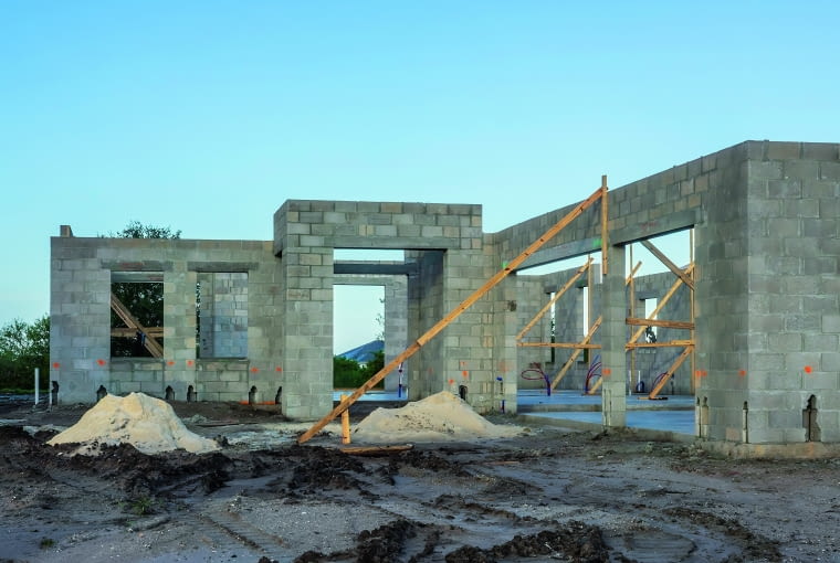 Budowa domu to inwestycja, która wymaga starannego planowania, a wybór odpowiedniego terminu (pory roku prowadzenia prac) może wpłynąć na jej tempo, koszty i ostateczny efekt Budowa domu to inwestycja, która wymaga starannego planowania, a wybór odpowiedniego terminu (pory roku prowadzenia prac) może wpłynąć na jej tempo, koszty i ostateczny efekt