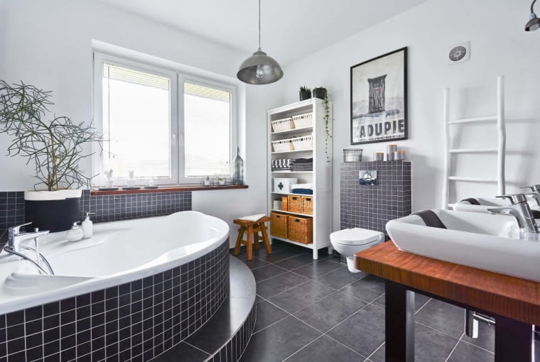 Wanna z Leroy Merlin pomieści całą rodzinę (dzieci uwielbiają kąpać się z rodzicami). Lampy kupiono w sklepie Zorki Factory.