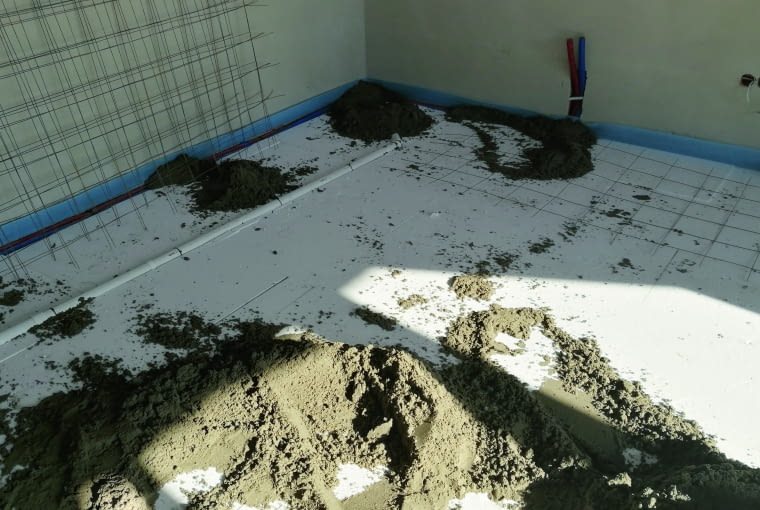 Ciepła podłoga na gruncie to efekt zastosowania skutecznej izolacji termicznej i przeciwwilgociowej