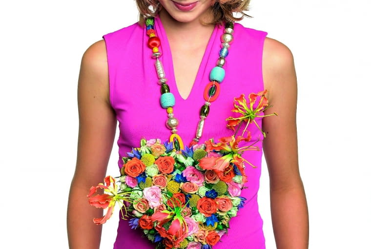 Naszyjnik z kwiatów gloriozy, róży i kraspedii, przyklejonych do tekturki w kształcie serca. Można je też nawlekać niczym koraliki na giętki drut i tworzyć kwiatowe korale.