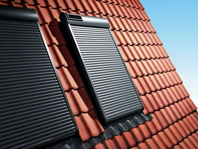 Rolety z napędem elektrycznym mogą być też zasilane z akumulatorów ładowanych baterią słoneczną