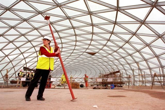 Londyn, British Museum Suzanna Taverne, Managing Director of the British Museum removes the last prop from the museum's new Great Court roof, in London, Thursday April 13, 2000, allowing the steel structure to settle into its final shape and become self-supporting. The Great Court will transform the Museum's two-acre inner courtyard, making it the largest covered public square in Europe. The court's steel and glass roof is the creation of the project's architects, Foster and Partners.(AP Photo/Matthew Fearn) **UNITED KINGDOM OUT: MAGAZINES OUT: NO SALES**