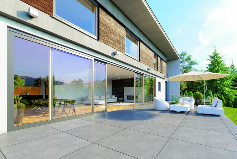 Aby okna i duże przeszklenia miały deklarowane przez producentów bardzo dobre parametry izolacyjności termicznej, koniecznie trzeba zadbać o właściwy montaż; Budowa domu