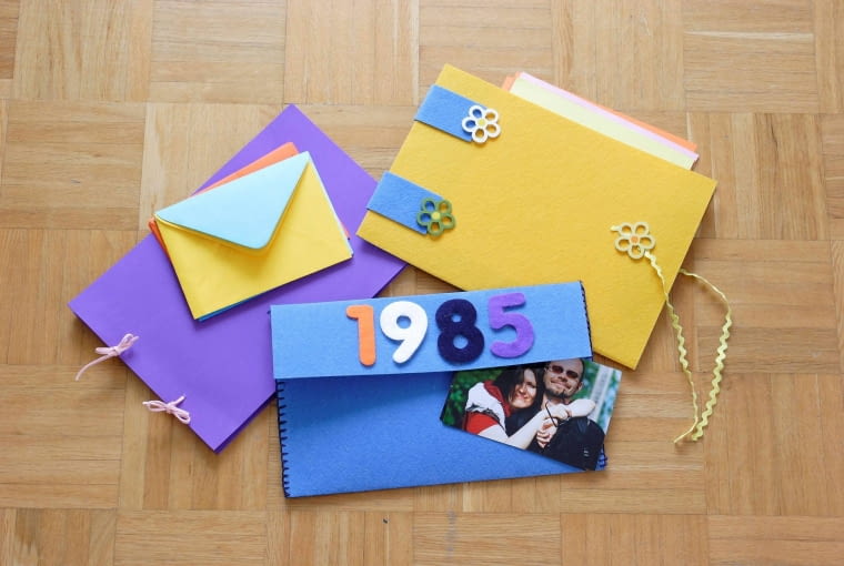 WNETRZA DEKORACJE FILCOWE KOPERTY - WYKONANIE KROK PO KROKU STYLIZACJA JOLANTA KOLARY , KINGA KOLARY FOT. RADOSLAW WOJNAR PUBLIKACJA CZTERY KATY NR 9 (191) - 9 2007 SLOWA KLUCZOWE: WNETRZA PLASTYKA ZDJĘCIE DO WKŁADKI: PUBLIKACJA CZTERY KATY NR 9 (191) - CZASOPISMA