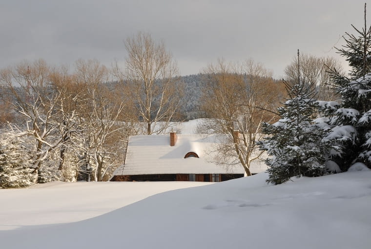Chata Bojkowska zimą dom na wsi, dom zimą