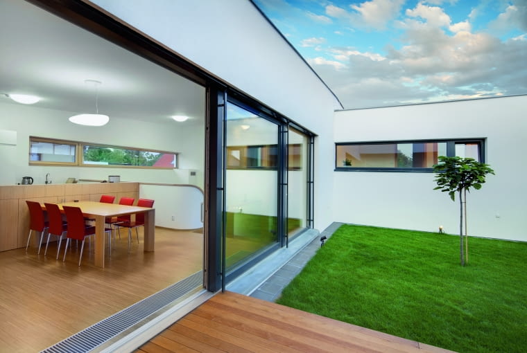 Także nowoczesna stolarka okienna może być naszym sprzymierzeńcem w walce o komfort energetyczny – duże przeszklenia pozwalają ogrzać pomieszczenia i optymalnie je doświetlić