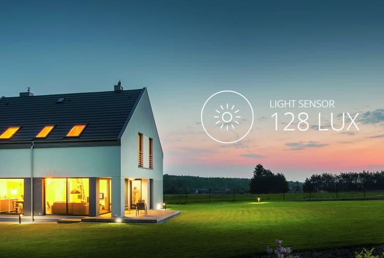Część oświetlenia może włączać się automatycznie o zachodzie słońca System alarmowy