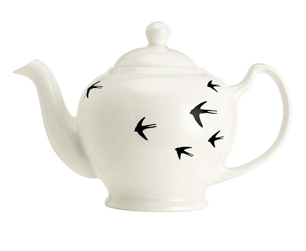 H&M Home: ceramiczny dzbanek do herbaty ozdobiony motywem jaskółek. Cena: 59,90 zł. H&M Home, nowości, dodatki, akcesoria, tekstylia