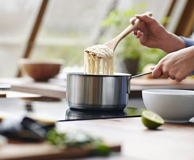 IKEA 365+. Rondel z pokrywką ze stali nierdzewnej i szkła (pojemność 2 l). Cena: 69,99 zł. IKEA, naczynia z ikea, 365+, garnki, nowości, sztućce