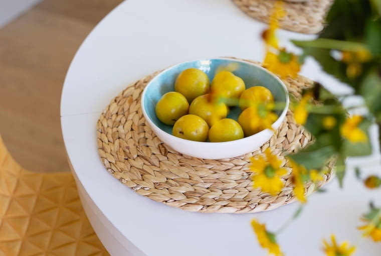 Motyw trójkątów pojawia się w tapicerce żółtego krzesła w jadalni. Stół jadalny i krzesła - aranżacja stołu