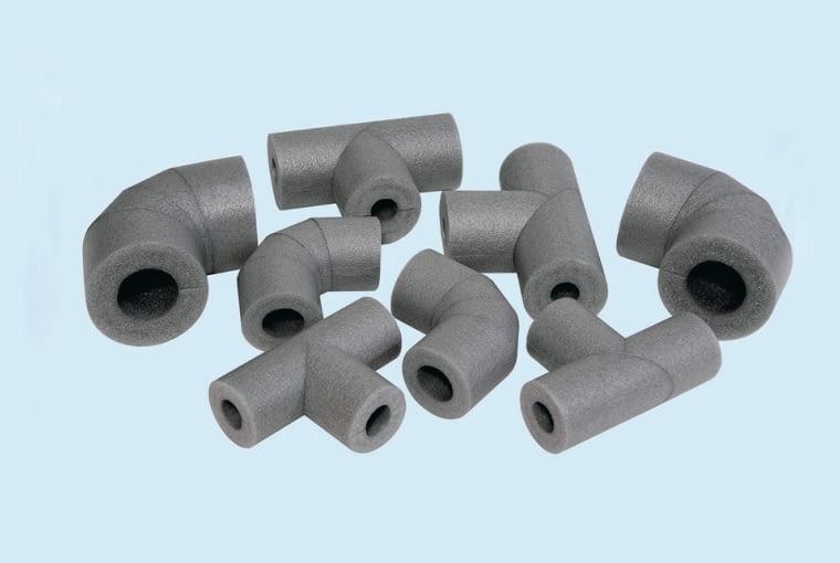 Gotowe kształtki wyglądają nie tylko estetycznie, ale też dzięki odpowiedniemu nacięciu łatwo się je zakłada izolacja rur centralnego ogrzewania