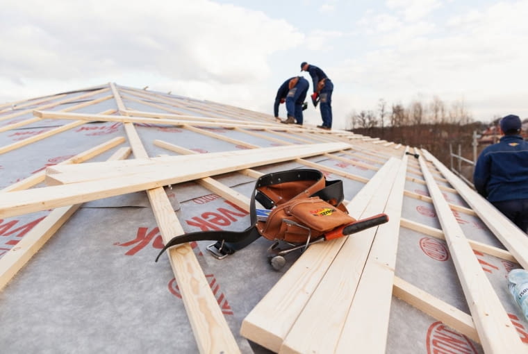 Membrana dachowa jest bardzo ważnym elementem dachu – warstwą odpowiadającą za jego szczelność oraz skuteczną wentylację. Nie przepuszcza deszczu, jednocześnie pozwalając na odparowanie wilgoci z wnętrza domu Membrana dachowa jest bardzo ważnym elementem dachu – warstwą odpowiadającą za jego szczelność oraz skuteczną wentylację. Nie przepuszcza deszczu, jednocześnie pozwalając na odparowanie wilgoci z wnętrza domu