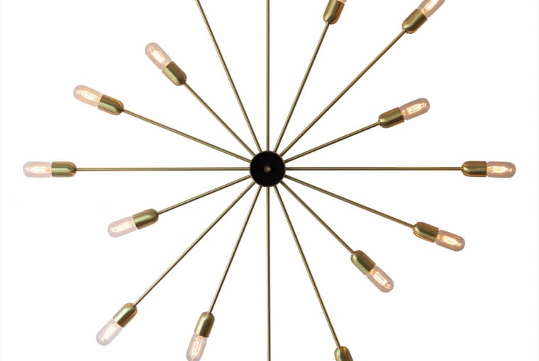 świecące słońce Lampa Astoria o promienistym kształcie rozświetli każde wnętrze. Wys. 86 cm, od 3670 zł, Rubn/Mesmetric