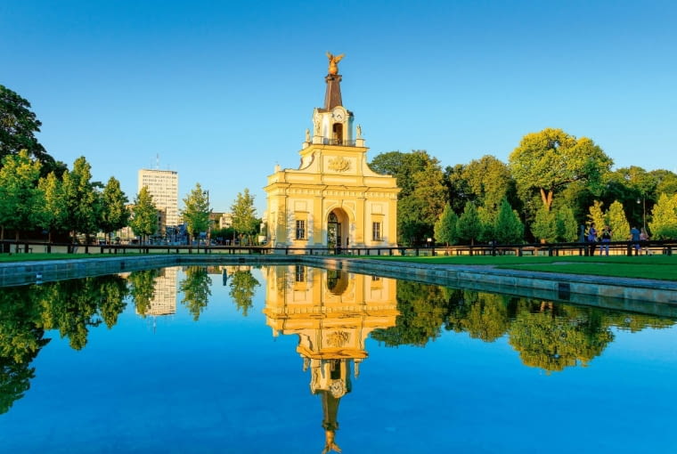 Ogród Branickich w Białymstoku. Wersal północy - tak bywa nazywany zespół pałacowo-parkowy w Białymstoku. Przydomek zawdzięcza barokowemu stylowi ogrodu, podzielonego na dwa poziomy: górny - typowo francuski i dolny - w stylu angielskim. Ogród, odbudowywany po II wojnie światowej przez prawie 20 lat, to dzisiaj perła Białegostoku. Ogród czynny: IV-IX codziennie w godz. 6-24; X-III w godz. 6-22. Ceny biletów: wstęp bezpłatny. Adres: ul. Jana Kilińskiego 1, Białystok