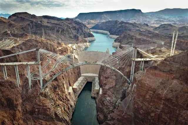 Most Hoover Dam Bypass w USA zostanie ukończony w listopadzie 2010 roku. Odciąży od ruchu samochodowego znajdującą się pół kilometra dalej Zaporę Hoovera konstrukcja, beton, ameryka, usa, most