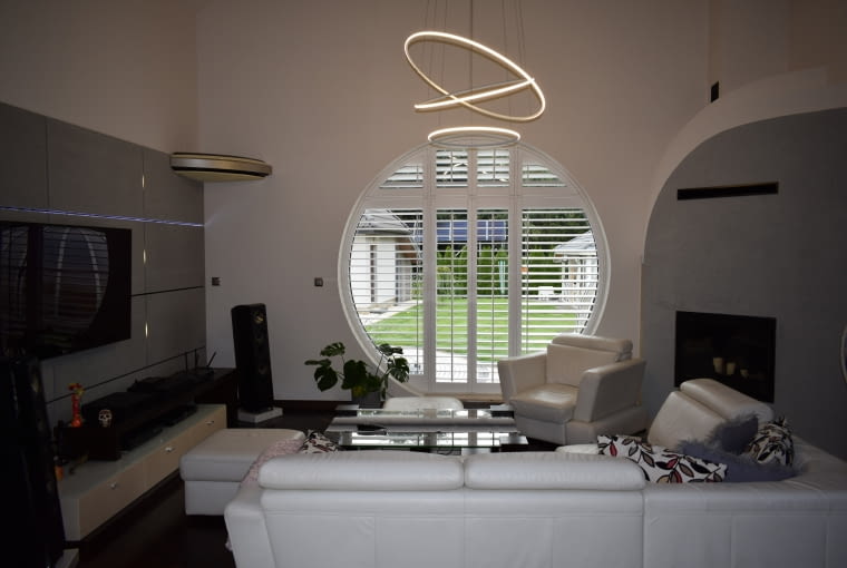 Wewnętrzne okiennice dopasowane do nieregularnego kształtu Wewnętrzne okiennice dopasowane do nieregularnego kształtu