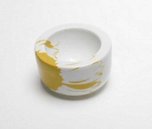 Ceramiczną podstawkę na jajko zaprojektowała Joanna Chomka-Jaworska z Mopsdesign. Kupisz na sklep.resetpoint.pl za 39 zł. kieliszki do jajek, kieliszki na jajka, w czym podać jajka, podstawki do jajek