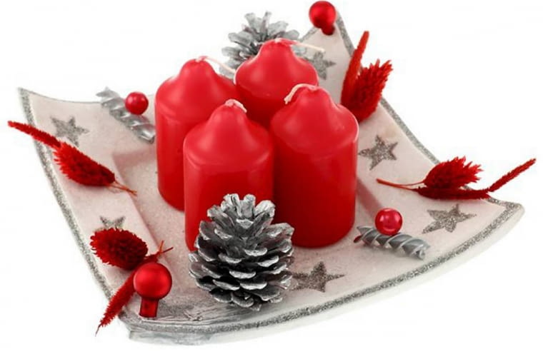 Ozdoby adwentowe. Symboliczna dekoracja na ozdobnym talerzu