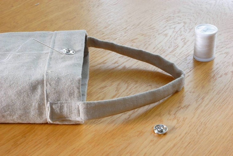 <B>Krok 4.</B> Po lewej stronie torebki przyszywamy pasek oraz obie części zatrzasku. Przewracamy torebkę na prawą stronę. PUDELKO NA CHUSTECZKI JEDNORAZOWE W DEKORACYJNEJ TOREBCE - WYKONANIE STYLIZACJA JOLANTA I KINGA KOLARY FOT. RADOSLAW WOJNAR PUBLIKACJA CZTERY KATY NR 6 (176) - 6.2006 SLOWA KLUCZOWE: BUTIK PLASTYKA