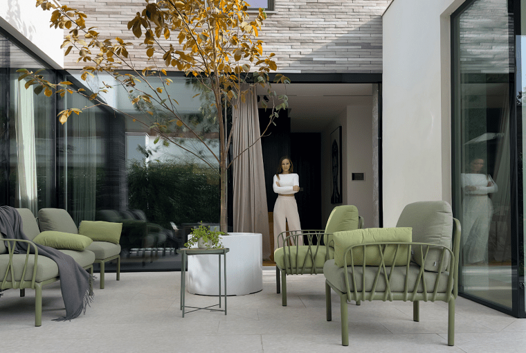 Patio stanowi serce całego pomysłu architektonicznego i jedno z najważniejszych miejsc w codziennej praktyce „mieszkaniowej”. Wycięto je w bryle, między jadalnią (za oknem po prawej) a salonem (po lewej). W donicy żółta magnolia Yellow Lantern Patio stanowi serce całego pomysłu architektonicznego i jedno z najważniejszych miejsc w codziennej praktyce „mieszkaniowej”. Wycięto je w bryle, między jadalnią (za oknem po prawej) a salonem (po lewej). W donicy żółta magnolia Yellow Lantern