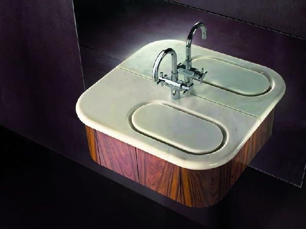 Umywalka z barwionego, lanego marmuru