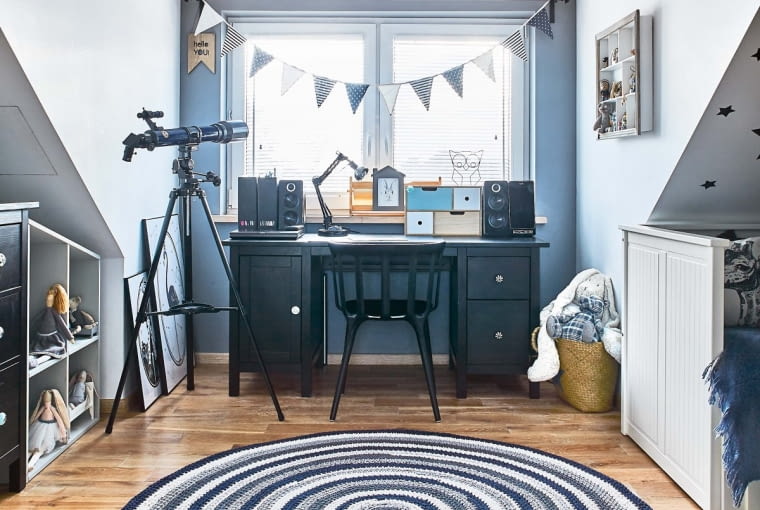 Głównym bohaterem pokoju Zuzi, najstarszej córki, jest luneta - prezent od dziadka. Podłogę zdobi dywan ze sklepu w4design.masternet.pl. zdaniem Joanny ta lampa łazienkowa doskonale sprawdza się w pokoju. ruchome Klosze można ustawiać pod dowolnym kątem.