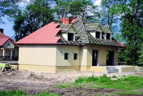 Najwygodniej zamówić arkusze przycięte na długość do konkretnego dachu - na budowie pozostanie wtedy tylko dociąć ich skosy. Najwygodniej zamówić arkusze przycięte na długość do konkretnego dachu - na budowie pozostanie wtedy tylko dociąć ich skosy.