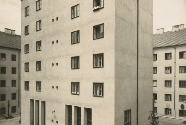 Klose-Hof (Volkswohnhaus), Wien (1924-25 r.), Architekt: Josef Hoffmann, Fot: Julius Scherb, Landesmuseum Oldenburg Nowa sztuka budowania! Architektura modernizmu w fotografii i książce - nowa wystawa w Muzeum Architektury we Wrocławiu