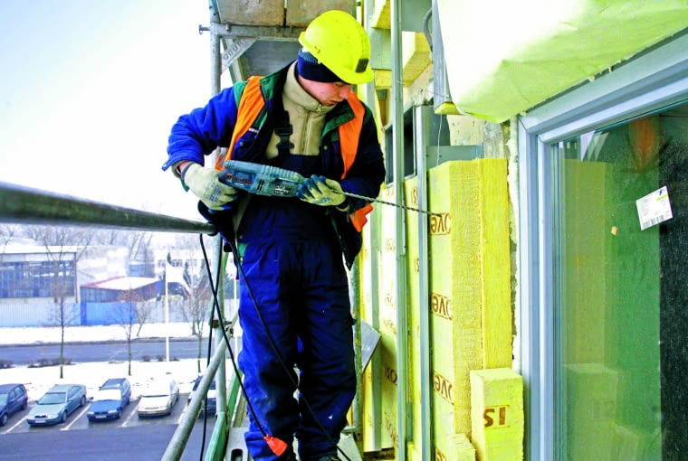 Im więcej termoizolacji w przegrodach, tym większy jest koszt inwestycji, ale także coraz mniejsze straty ciepła