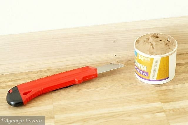 09.02.2006 WARSZAWA DLA MIESIECZNIKA CZTERY KATY ZROB TO SAM ZTS LISTWY PRZYPODLOGOWE MONTAZ WYKONCZENIE PODLOGI STYLIZACJA I WYKONANIE: JUSTYNA BUDROW I KRZYSZTOF RADZANOWSKI FOT. LUKASZ ZANDECKI / AGENCJA GAZETA PUBLIKACJA CZTERY KATY NR 4 (174) - 4.2006