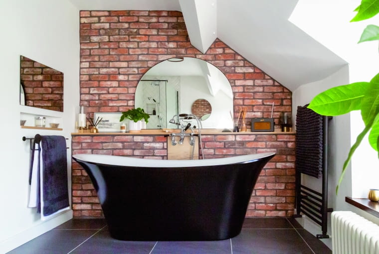 Zastosowanie cegły w łazience jest wszechstronne. Cegłą możemy zastąpić standardowe płytki, mozaikę lub panele – tak ścienne, jak i podłogowe Zastosowanie cegły w łazience jest wszechstronne. Cegłą możemy zastąpić standardowe płytki, mozaikę lub panele – tak ścienne, jak i podłogowe