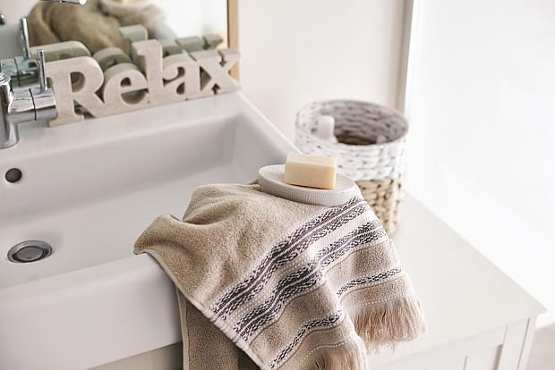 F&F Home: ręcznik kąpielowy - 43,99 zł; mydeliczka - 12,49 zł; napis dekoracyjny - 39,99 zł; pojemnik wiklinowy - 29,99 zł. F&F Home, dodatki, akcesoria, wnętrza, nowa kolekcja, nowości, tekstylia