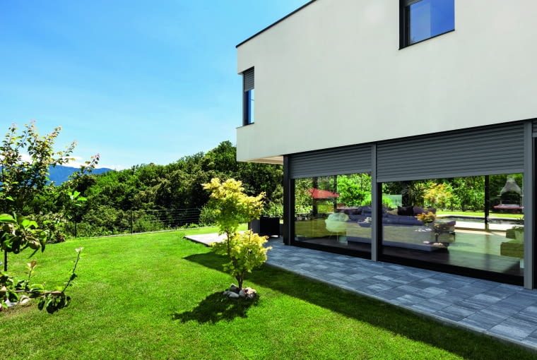 Duże, szklane powierzchnie otwierają wnętrza na otoczenie, pozwalając czerpać z naturalnego światła i piękna krajobrazu Duże, szklane powierzchnie otwierają wnętrza na otoczenie, pozwalając czerpać z naturalnego światła i piękna krajobrazu