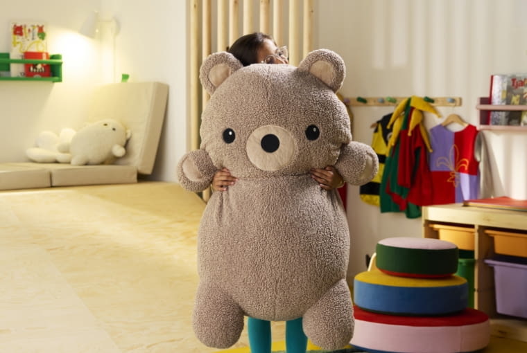 Pluszowe misie GREJSIMOJS są dostępne w dwóch rozmiarach, bo przytulania nigdy za wiele!