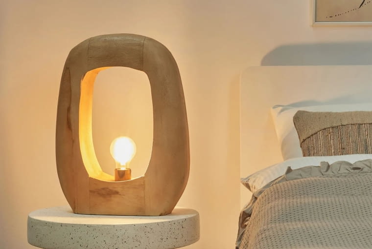 Beliani Lampka stołowa drewno mango jasna AJAY