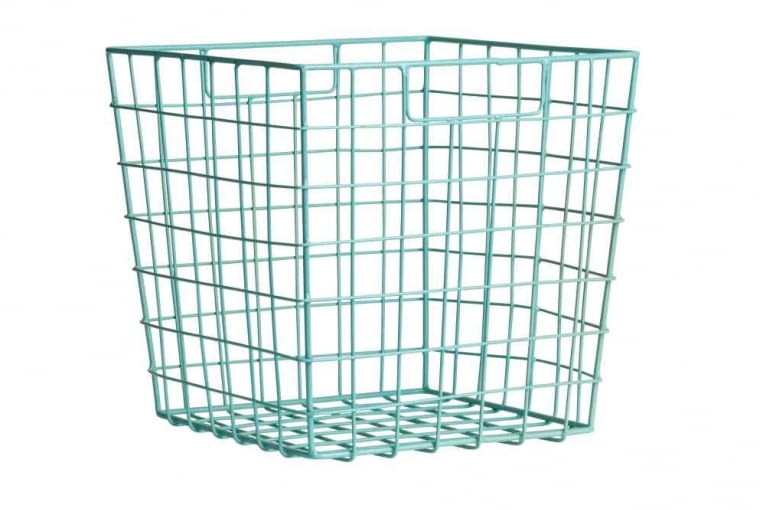 H&M Home: kosz z malowanego metalu z rączką u góry. Wymiary 20x20x20 cm. Dostępny w kolorze turkusowym lub różowym. Cena: 59,90 zł. H&M Home, zakupy, akcesoria, dodatki, nowości, nowa kolekcja