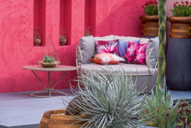 Nisze w murach. Oto prosty i tani pomysł na urozmaicenie powierzchni muru. Wystarczy wykonać w nim niewielkie wnęki, a diametralnie zmieni wygląd. Cienie przesuwające się w zagłębieniach w miarę wędrówki słońca oraz nowy kolor zmienią monotonną ścianę w ciekawy element dekoracyjny. Poza tym takie ścienne 'półki' mają też zastosowanie praktyczne - można ustawiać w nich doniczki z roślinami, rzeźby, naczynia itp.