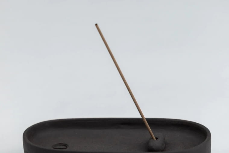 Podstawka na kadzidełko i palo santo na trzech nozkach, projekt Ula Ciećwierska, produkcja Lepko Ceramics Podstawka na kadzidełko i palo santo na trzech nozkach, projekt Ula Ciećwierska, produkcja Lepko Ceramics