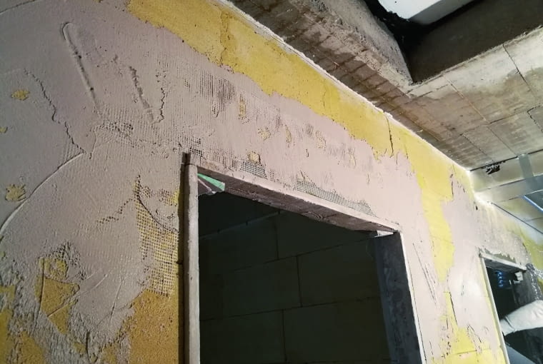 Mury należy zagruntować odpowiednim preparatem. Wszystkie stykające się z zaprawą elementy stalowe powinny zostać zabezpieczone farbą podkładową antykorozyjną. Będzie ona przydatna również do zabezpieczenia miejsc docięć profili ocynkowanych Mury należy zagruntować odpowiednim preparatem. Wszystkie stykające się z zaprawą elementy stalowe powinny zostać zabezpieczone farbą podkładową antykorozyjną. Będzie ona przydatna również do zabezpieczenia miejsc docięć profili ocynkowanych