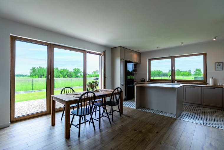 Smukłe profile oraz możliwość konstruowania dużych przeszklenia to atuty nowoczesnej stolarki