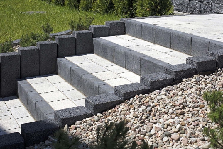Wykonując schody ogrodowe, trzeba pamiętać o wzmocnieniu bocznych krawędzi stopni. Mogą do tego służyć krawężniki, palisady oraz specjalne elementy schodowe. Wszystkie wymagają fundamentowania Wykonując schody ogrodowe, trzeba pamiętać o wzmocnieniu bocznych krawędzi stopni. Mogą do tego służyć krawężniki, palisady oraz specjalne elementy schodowe. Wszystkie wymagają fundamentowania