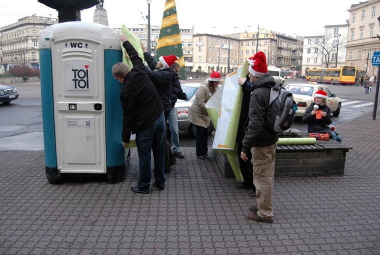 Akcja zaklejania tymczasowej toalety Toi Toi, ustawionej w centrum Łodzi. Grupa Pewnych Osób