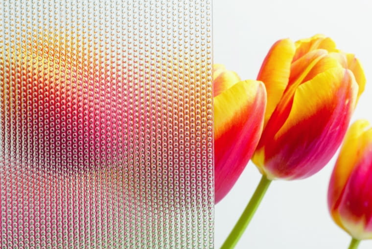 Możliwość zastosowania w oknach szyb o wyraźnie zaznaczonej strukturze zwiększa estetykę okna, a także podnosi poczucie prywatności, rozpraszając widok przez szybę