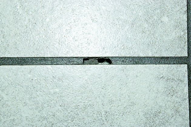 Wykruszająca się fuga świadczy o niestaranności wykonawcy odbiór posadzki
