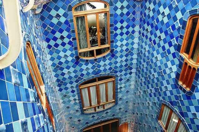 Elewacje Casa Batlló wraz z wnętrzami tworzą integralną całość. W środku bowiem falują ściany, sufity, w oknach wstawione są witraże, Gaudi zaprojektował także drzwi i wszystkie pozostałe detale. jean nouvel, herzog and de meuron, antonio gaudi, architektura, top 10, santiago calatrava, barcelona, hiszpania