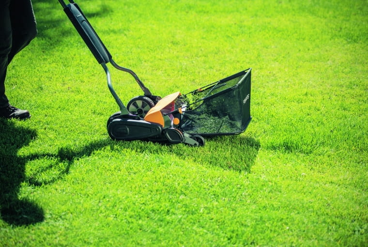 Kosiarka bębnowa wyposażona w unikalny mechanizm wyrzutu ściętej trawy do przodu. Ostrza nie stykają się ze sobą, co wpływa na redukcję siły niezbędnej przy prowadzeniu kosiarki o 30 procent Kosiarka bębnowa wyposażona w unikalny mechanizm wyrzutu ściętej trawy do przodu. Ostrza nie stykają się ze sobą, co wpływa na redukcję siły niezbędnej przy prowadzeniu kosiarki o 30 procent