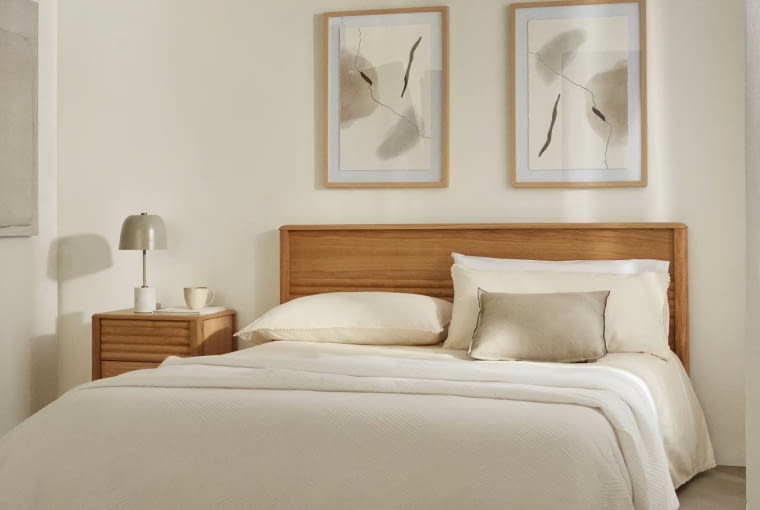 Styl bliski naturze kocha prostotę. Zamiast wielu dekoracji najlepiej wybrać kilka starannie dopasowanych dodatków: grubo pleciony chodnik, stojącą lampkę, wazon ceramiczny czy grafikę inspirowaną botaniką. Porządek i przestrzeń są równie ważne jak same przedmioty.