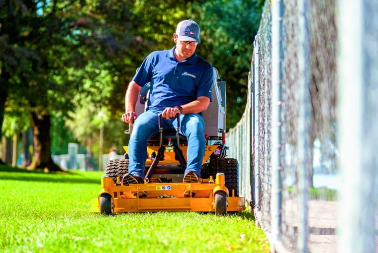System wymiennych kosisk przednich zwiększa funkcjonalność maszyn. Dzięki ich zwrotności i wydajności trawnik jest skoszony w mgnieniu oka i w linii prostej, i wokół klombów, drzew czy małej architektury ogrodowej System wymiennych kosisk przednich zwiększa funkcjonalność maszyn. Dzięki ich zwrotności i wydajności trawnik jest skoszony w mgnieniu oka i w linii prostej, i wokół klombów, drzew czy małej architektury ogrodowej